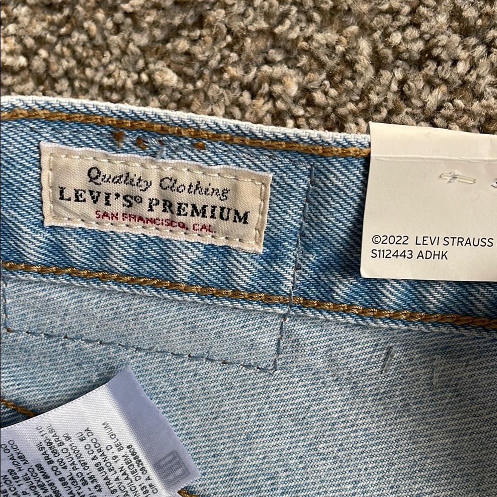 NWT Levi's Women's 501 Light Wash Distressed Denim Shorts - Picture 7 of 8